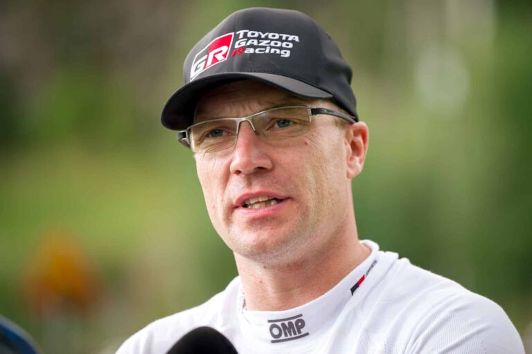 Jari-Matti Latvala nosti käden pystyyn