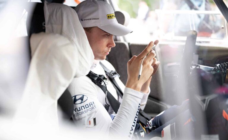 Sieltä se tuli: Suomalaisen rallimestarin unelma säpäleiksi