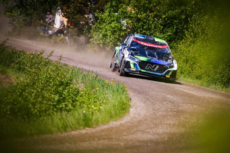 Suomalainen rallikuski ajoi pihalle – asiantuntija antoi tuomionsa