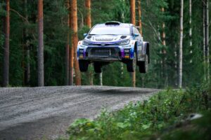 Suomen rallitähti nosti kädet pystyyn – MM-taisto on ohi Suomen rallitähti nosti kädet pystyyn – MM-taisto on ohi