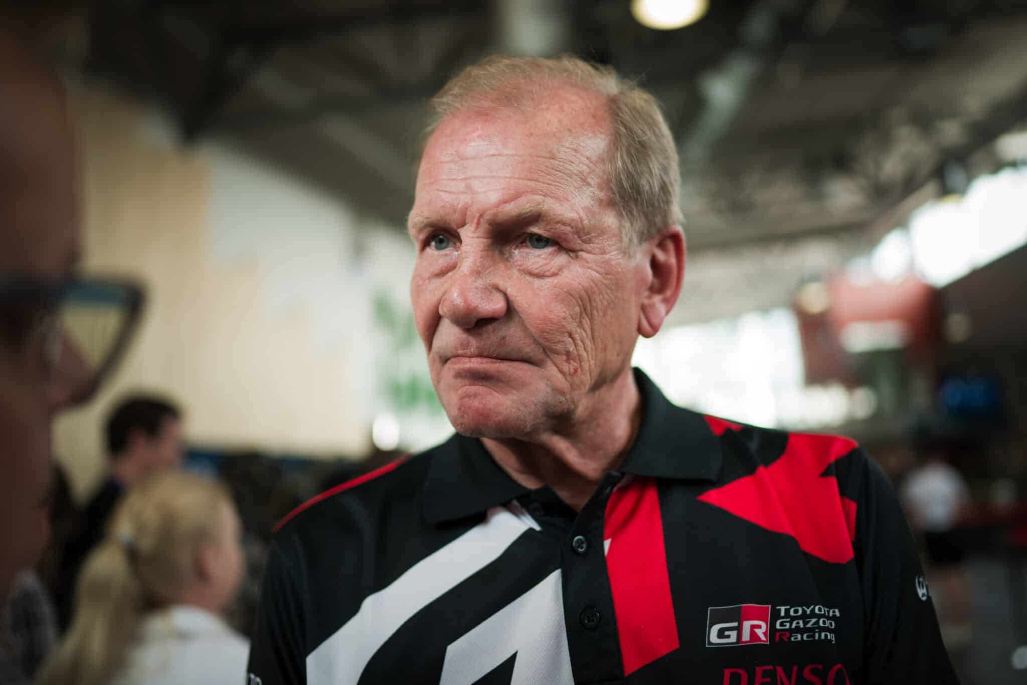 Toyotan Juha Kankkunen ilmestyi vakavana kameroiden eteen – viesti oli selvä Toyotan Juha Kankkunen ilmestyi vakavana kameroiden eteen – viesti oli selvä