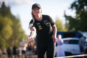 Suomalaiselta naiskuskilta historiallinen temppu – Enni Mälkönenkin riemastui Suomalaiselta naiskuskilta historiallinen temppu – Enni Mälkönenkin riemastui