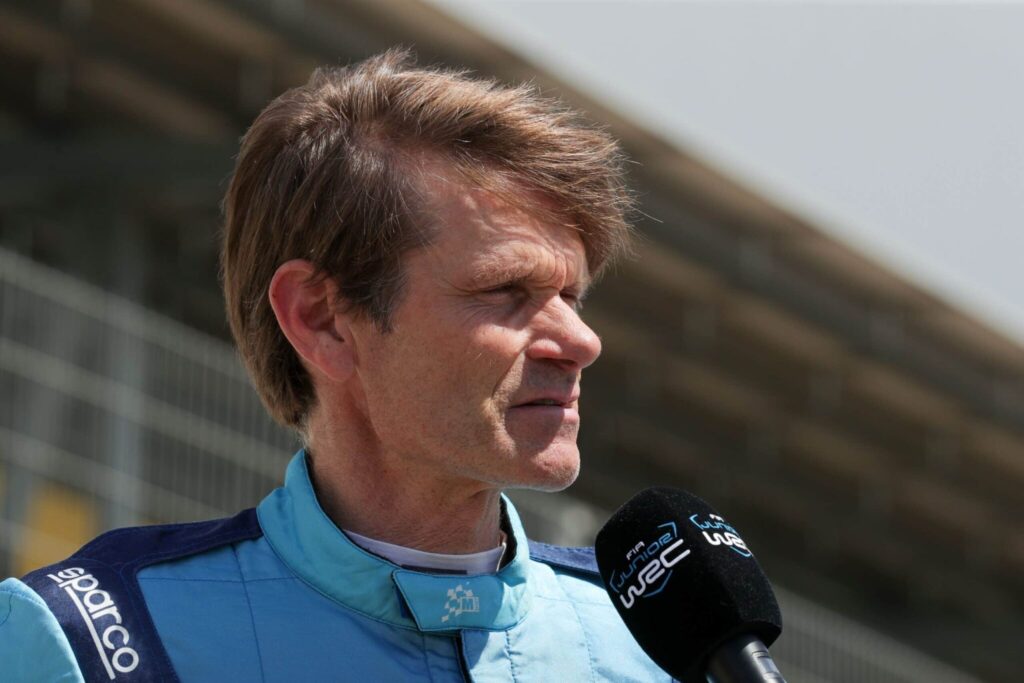 Marcus Grönholm nosti kädet pystyyn kesken SM-rallin