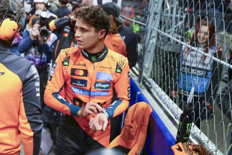 McLarenin Lando Norris puhui puuta heinää kameroiden edessä
