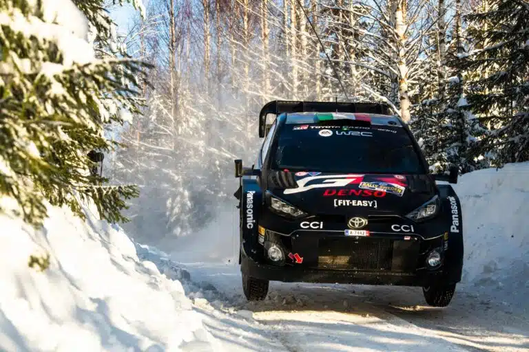 Takaisku: Toyota-kuski pihalle Ruotsin MM-rallista