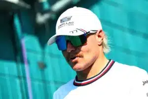 Valtteri Bottas nosti käden pystyyn – pilasi kaiken Valtteri Bottas nosti käden pystyyn – pilasi kaiken