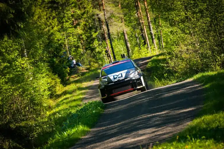 Suomalainen rallilegenda ajoi rikkinäisellä autolla – silti täysin ylivoimainen