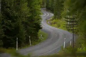 Suomalainen rallikuski kaatoi autonsa – ikävä tieto naiskartturin tilasta selvisi maalissa