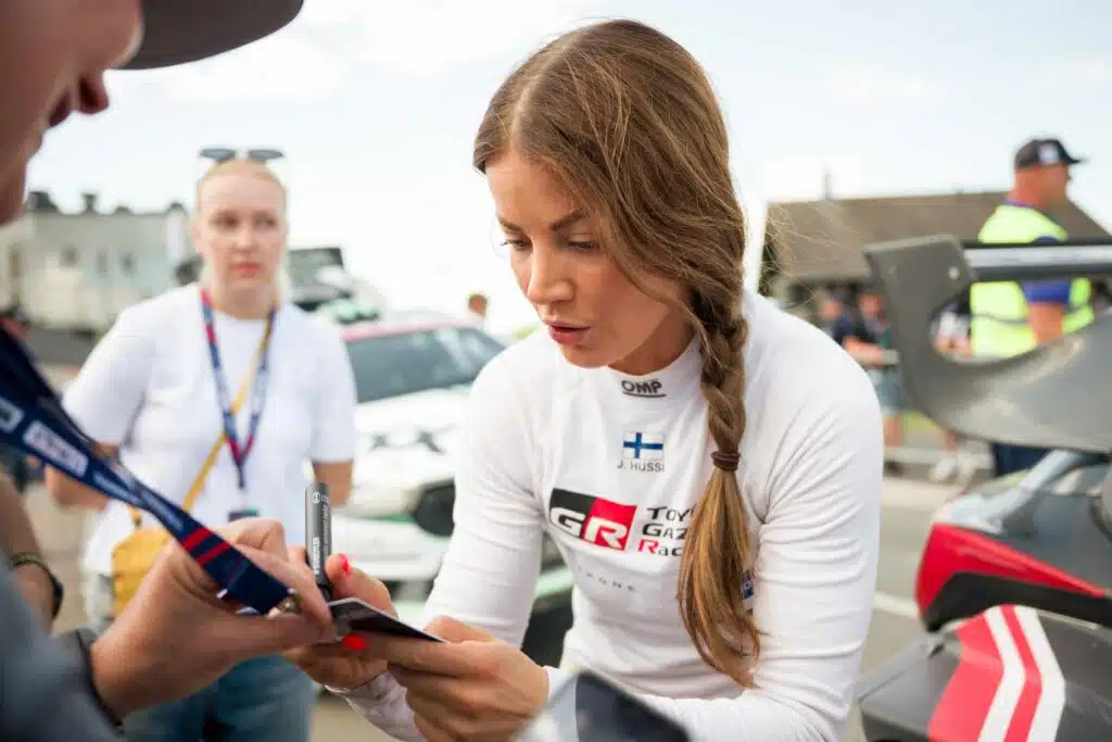 Janni Hussi vei kartturin työpaikan Toyotalla – näin mies reagoi Janni Hussi vei kartturin työpaikan Toyotalla – näin mies reagoi