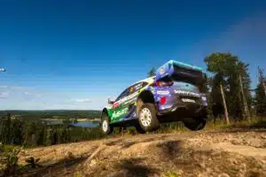 MM-sarjan rallitähti vaihtaa kartanlukijaa – kovaa vihjailua lähdön todellisista syistä Jon Armstrong