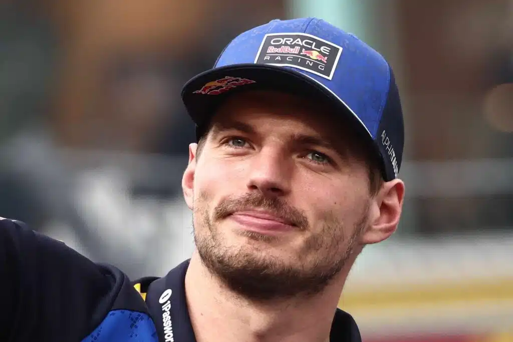 Max Verstappen raivosi Cadillac-kuskille: "Mikä idiootti!" Red Bullin Max Verstappen Singaporen GP:ssä 2026