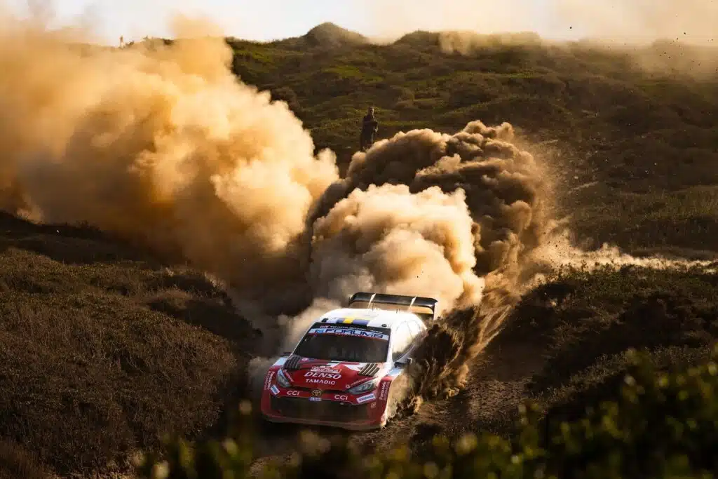 Rallin maailmanmestaruus ratkesi hirvittävällä tavalla – Jari-Matti Latvala yhden miehen luokse Toyotan Oliver Solberg Sardinian MM-rallissa 2026